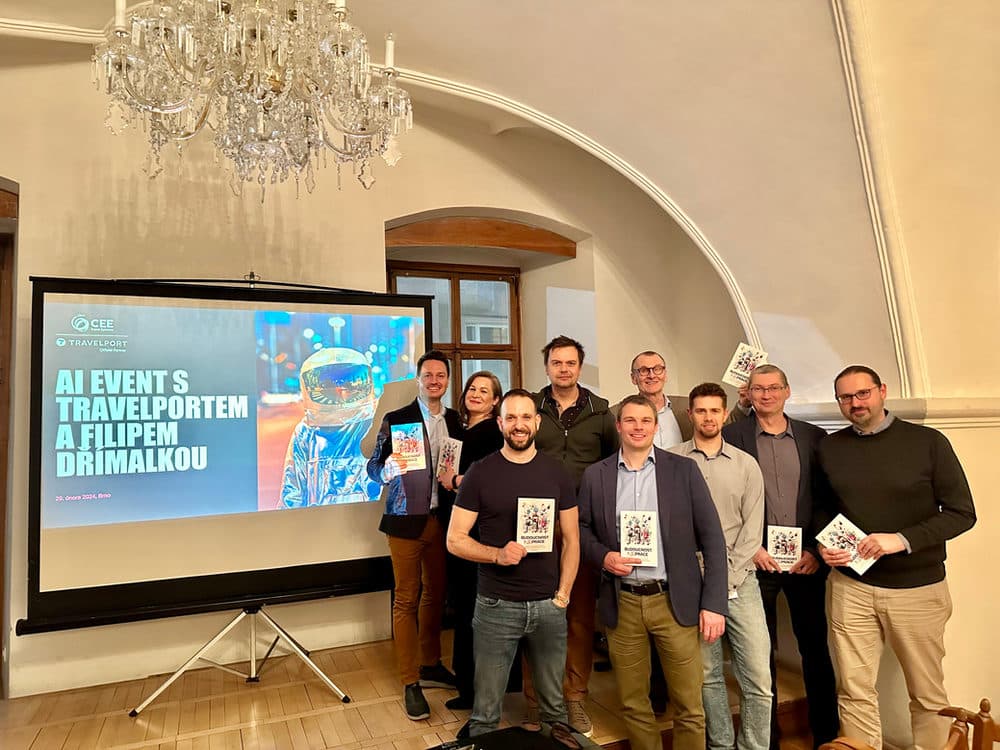 Účastníci AI eventu s Filipom Dřímalkom v brnianskej Starej radnici s podpísanými knihami pred premietacím plátnom