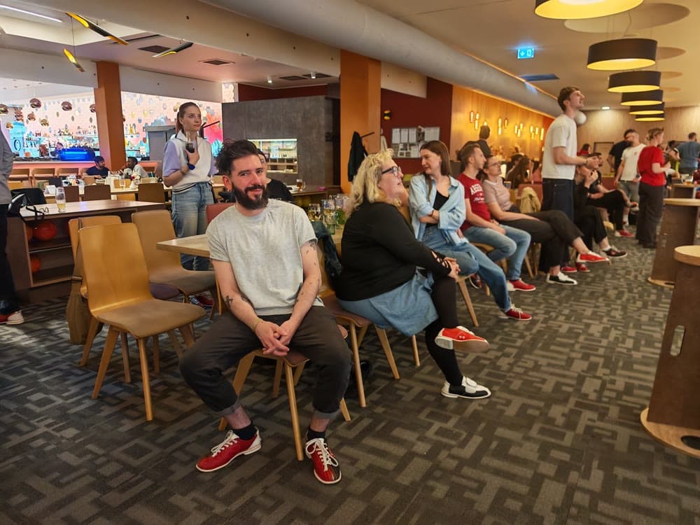 Hostia brnianskeho bowlingu v bowlingových topánkach sledujú hru