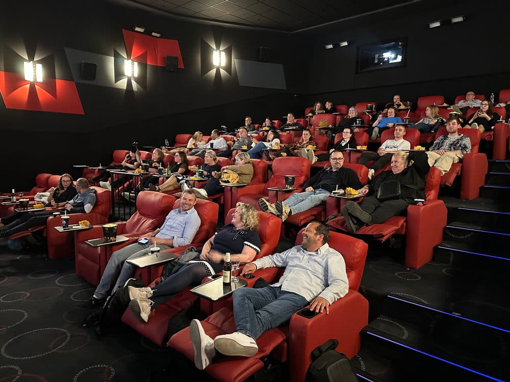 Diváci v červených sedadlách sály Cinema City Chodov na VIP premietaní