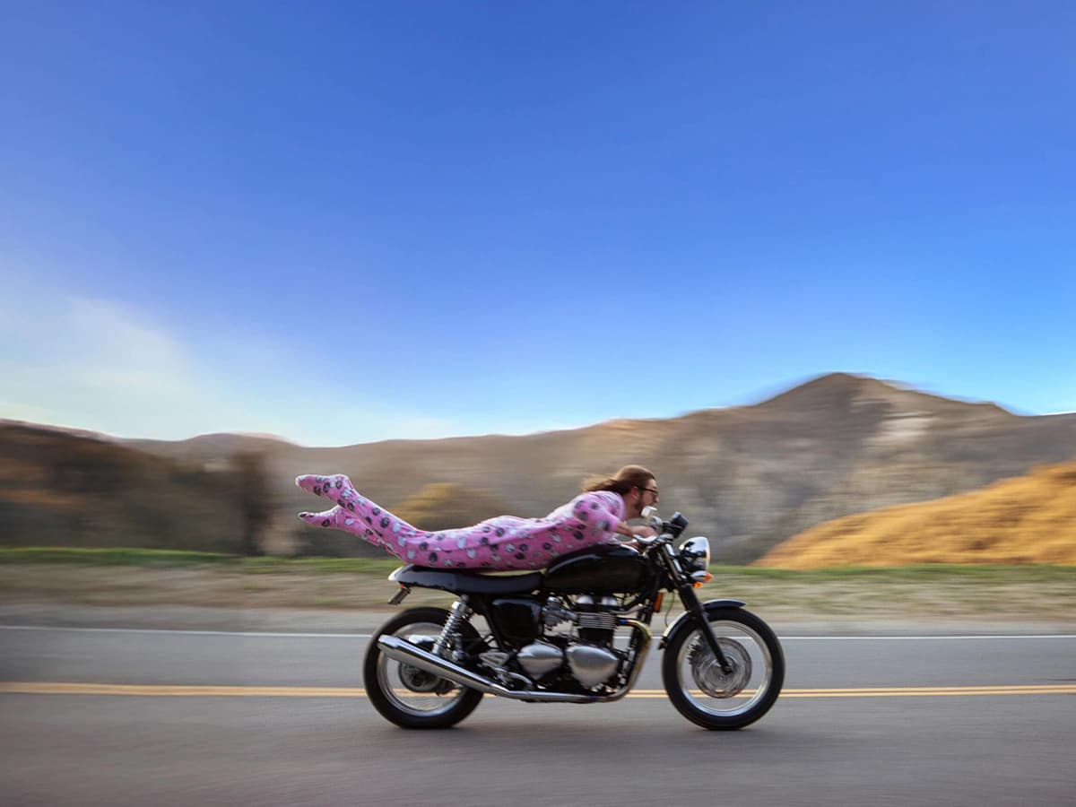 Cestujúci na motorke v krajine